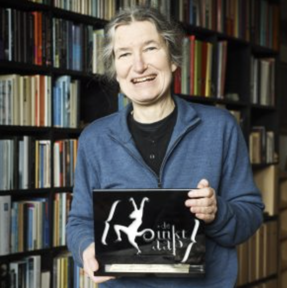 Anjet Daanje met De Inktaap-trofee